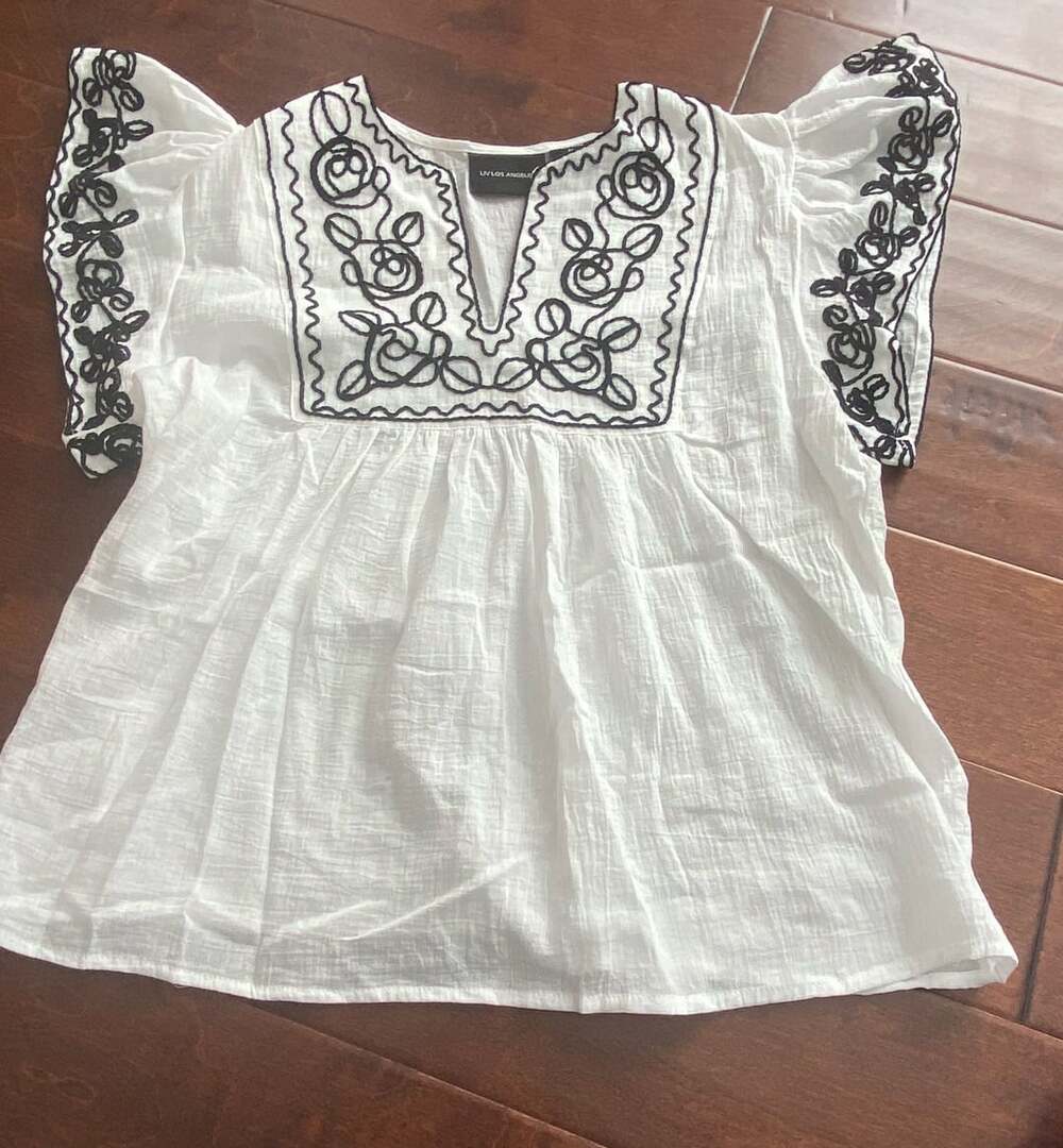 Liv Los Angeles Embroidered Blouse Size M White Black Floral Flutter Sleeve